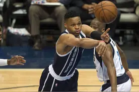 血帽德克+连续三分 威少9分钟打花小牛整场努力(gif)图片