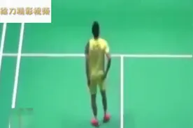 羽毛球场上的搞笑瞬间，林丹扔拍救球简直成了经典！视频封面