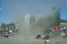 运动会突发龙卷风 龙卷风卷起学生 学生被卷起几米高图片