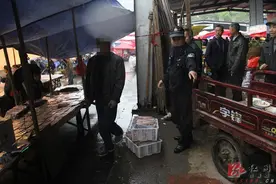 两男子农贸市场里贩卖淫秽光碟 民警当场抓获图片