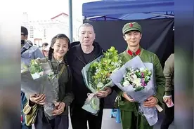 她是《芳华》女主角原型？老公为她弃做外交官，如今她已是美国籍视频封面