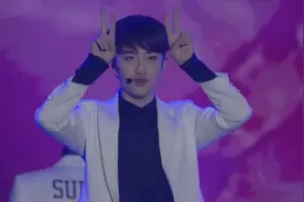 都暻秀绝对是人形开心果，只要看着他就感觉好开心，烦恼全无！