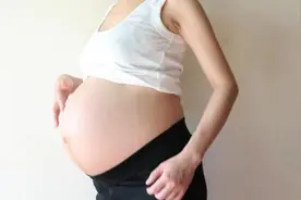 到了怀孕中期会腰酸是怎么回事？这些你都知道吗？视频封面