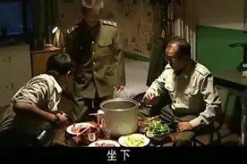 士兵突击最怀旧：电饭煲火锅、皮带开啤酒，指导员说话滴水不漏