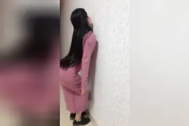 抖音最火的贴墙蹲，三点一线不能犯规，能完成的姑娘屈指可数视频封面