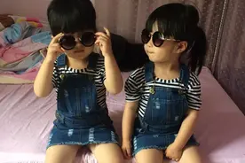 双胞胎是不是都很喜欢打架、抢玩具呀图片