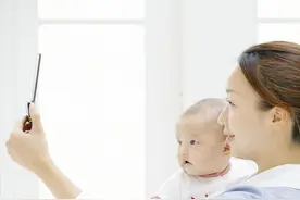 吓傻宝妈：手机闪光灯会闪瞎宝宝？图片