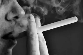 我曾经递给他一支烟图片