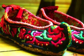 中国绣花鞋：一种脚上的中国传统图片