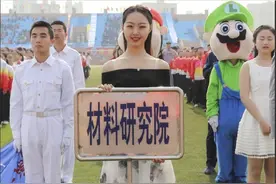 高校运动会举牌的妹把操场走出T台的感觉，肤白貌美大长腿全都齐图片