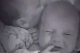 双胞胎宝宝睡觉时弟弟不停哭闹，聪明姐姐指靠一招就把弟弟哄睡了图片