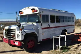 他花一千块买了一辆废弃巴士，想不到后来竟然有人想花几十万买走图片