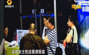 航班延误，乘客对机场女地勤泼饭扇耳光：打你怎么了图片