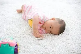 如果婴儿到6个月还不会独自坐，就真的令人担忧了图片