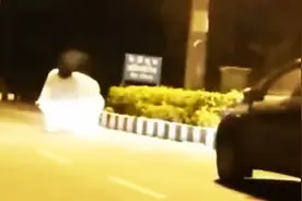 印度小哥夜晚街头装鬼 结果悲剧了图片