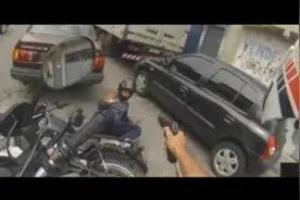 ​实拍巴西警察驾驶摩托车追捕嫌犯，上演生死时速，太刺激了！图片