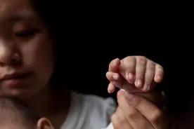 听到宝宝的第一声啼哭爸爸激动不已，但最担心的噩梦还是发生了图片