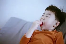 请问教养专家：为什么孩子大班了还习惯用手指抓食物？图片