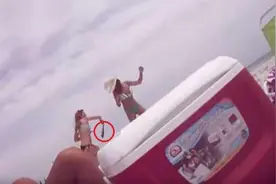 美女们用鲶鱼玩耍，忽然发生让人想不到的事情！图片