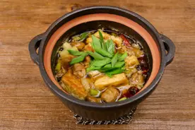 道臭豆腐肥肠煲，隔着屏幕都闻到味儿了图片