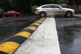 再这样过减速带，你的车寿命减半图片