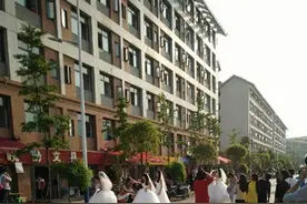 又虐单身狗！网曝贵师大女生穿婚纱向男生求婚！图片