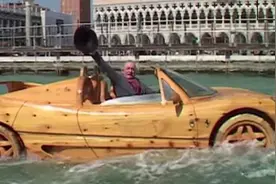 这位近百岁老先生的全木制法拉利，除了在路上跑，它还能在水里游图片