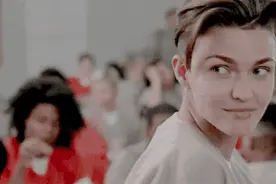 这两个姑娘好帅！结果活生生把工作给帅没了！图片