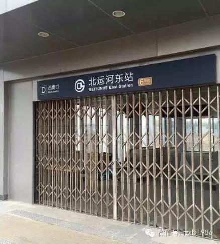 地铁爱好者们给它起了一个恐怖的名字—"幽灵车站"