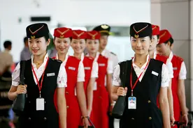美女空姐走进南宁特警：学打枪，看演练，萌萌哒图片