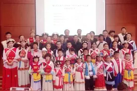 七八岁的小朋友，纳西话居然那么溜！图片