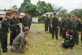 老挝军队女炮兵日常生活训练剪影图片