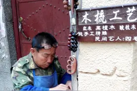 大理残疾木雕大师退休后摆摊：叔卖的不只是梳子更是艺术图片