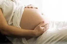 孕妈感觉下腹坠胀，奇痒难受，医生再三追问才说出真相！图片
