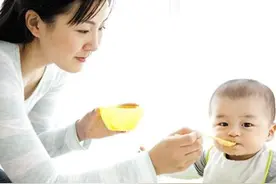 宝宝吃辅食为什么老含在嘴里不咽下去？图片