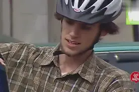 国外整蛊达人原创你的快递到了，真是太招笑了！视频封面