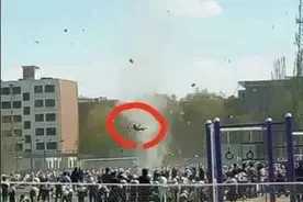 平地刮起龙卷风，小学生被卷几米高图片