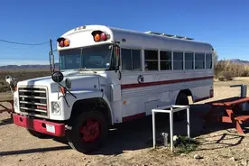 夫妇低价买回淘汰的巴士旧车，没想到一个月后被人争相高价来买！图片