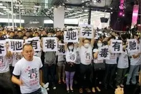 刚买的奔驰，车主说加不起油，大闹维修站图片