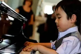 这个四岁男孩演奏世界名曲，让亿万父母懂得什么叫“兴趣育儿”图片