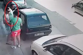 电动车挡道，这个小哥做了一件事让路人大赞！图片