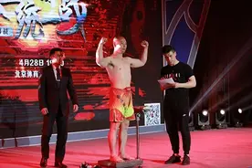 59岁“草根拳王”将参加搏击比赛，他自称“泰森厨王”图片