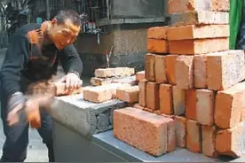 是男人就该在52秒内劈断37块砖图片