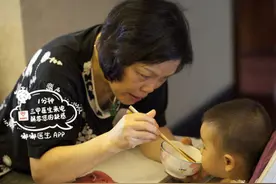 奶奶天天追着孙子喂饭，宝宝咋越来越瘦了图片