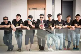 秀恩爱又出新招，数十人市区跑步庆祝婚礼~图片