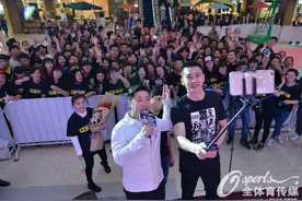 “CBA第一帅”杨鸣出席活动 引女粉丝疯狂追捧图片
