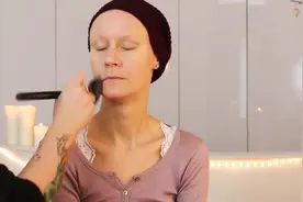 女子患重病，为了见男友特意化妆，男友都感动哭了视频封面