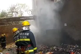 石家庄两楼中间夹道冒出滚滚浓烟 天哪！原因竟是这样...图片