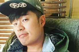 陈赫自拍撞脸周董？这个拍照角度是为了秀智商吗？图片