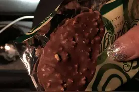 正要吃这块看起来正常的饼干，结果却看到让人傻眼的可怕画面！图片